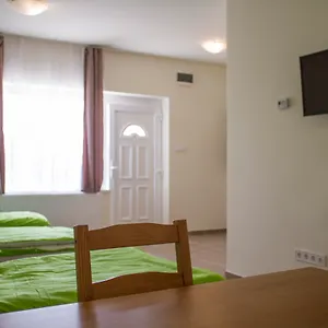 Airport Microstore Panzió Apartamento Vecsés