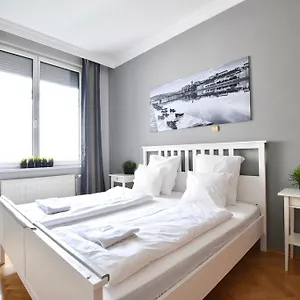 Standerd By Hi5 - Lovag Family Apartamento Budapest